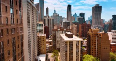 Yüksek binaların ön cephesinde uçuş var. Chicago şehir merkezindeki gökdelenlerin tepesi..