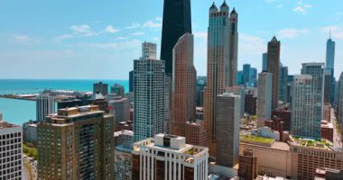 900 Kuzey Michigan gökdeleni ve Chicago, Illinois, ABD 'deki John Hancock Merkezi' nin tepesine uçuyor. Michigan Gölü ve donanma rıhtımının gökyüzü manzarası.