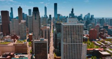 Arabalar modern şehrin sınırsız düz sokaklarını dolduruyor. Chicago, Illinois, ABD 'nin gökdelenlerine hava perspektifi.