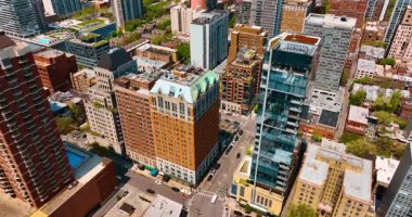 Chicago 'daki güzel binanın üzerinde uçuyor. Güneşli bir günde modern şehrin kentsel manzarası.