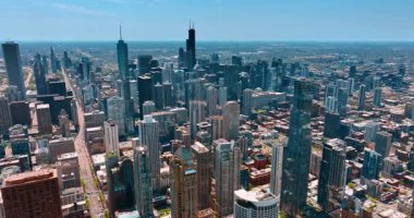 Şikago 'nun inanılmaz manzarası. Gökdelenlerin çarpıcı çeşitliliği modern metropolde tepeden bakıldığında tasarlandı.