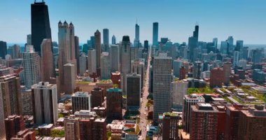 Chicago 'nun çeşitli panoramaları. Şehir merkezinin üzerindeki çarpıcı gökdelenleri gören drone görüntüleri..