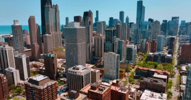 Chicago, Illinois, ABD manzaralı. Şehir merkezindeki gökdelenlerin tepesinde İHA uçuşu.