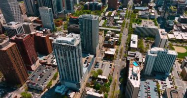 Chicago, Illinois, ABD 'deki cadde ve yollara bakın. Şehrin otoparklarında birden fazla araba var. Hava perspektifi.