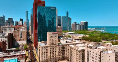 Chicago, Illinois, ABD manzarası üzerinde yükseliyor. Demiryolu manzarası, yeşil park ve göl manzarası.