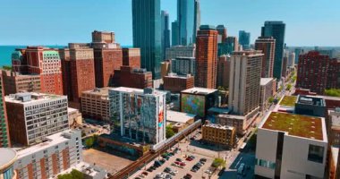 Şehir manzarası boyunca demiryolu boyunca giden bir trene yetişmek. Chicago Panoraması havadan izleniyor.