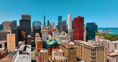 Chicago, Illinois, ABD hava perspektifinden. Şehir merkezindeki muhteşem gökdelenlerin silüeti..