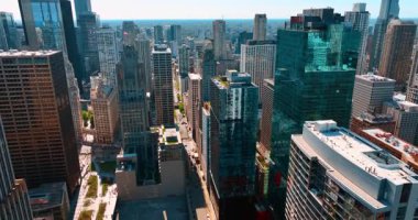 Chicago, Illinois, ABD şehir merkezine iniyoruz. Şehir merkezinde camdan muhteşem gökdelenler.