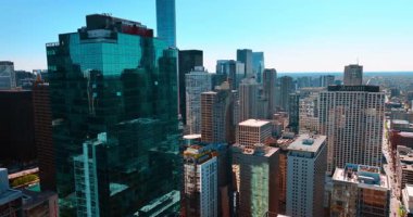 Chicago, Illinois, ABD 'deki gökdelenlerin tepesindeki görüntüler. Camdan kulede uçmak etraftaki binaları yansıtıyor..