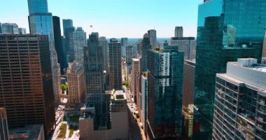 Birçok araba Chicago, Illinois, ABD şehir merkezinden geçiyor. Şehir merkezindeki çarpıcı gökdelenler arasında İHA uçuşu.