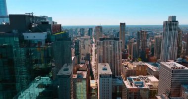 Chicago, Illinois, ABD 'nin uçsuz bucaksız manzarasına tırmanıyoruz. Güneşli bir günde modern canlı metropol. Hava perspektifi.