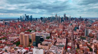 Gündüz vakti New York 'un yukarısına iniyoruz. Şehir merkezi gökyüzü yağmurlu bulutların altında. Hava görünümü.