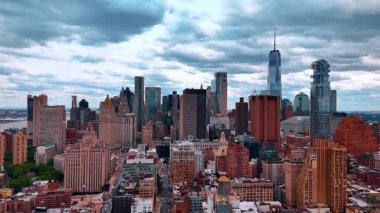 New York şehir merkezinde gökyüzünü kaplayan dramatik gri bulut manzarası. Yağmurlu bulutların arkaplanındaki Metropolis gökdelenlerinin hava manzarası.
