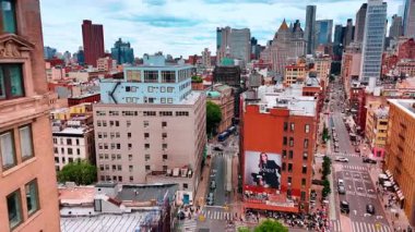 New York 'un işlek caddesinde gündüz uçuşu. Şehir merkezinin işlek manzarası üzerine hava perspektifi.