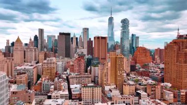 New York 'un en yüksek kuleleri gökyüzündeki dramatik bulutların arka planında. Kasvetli bir günde şehir merkezine yaklaşıyoruz..