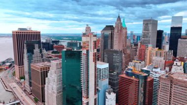 New York şehir merkezinin muhteşem manzarası. Yüksek binaların ve gökdelenlerin tepesindeki insansız hava aracı görüntüleri. Gri bulutlu gökyüzü şehrin üzerinde.