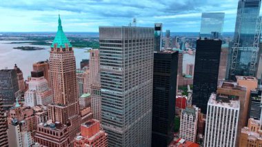 New York 'un çarpıcı binaları arasında uçmak. Metropolün gökdelenleri ve gökdelenleri.