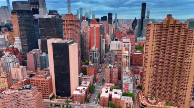 Modern New York, ABD 'nin şehir manzarası. İHA, yüksek binaların tepeleri boyunca şehrin üzerinde uçuyor..