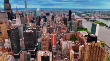 New York 'un Doğu Nehri' nin su manzarası boyunca inanılmaz bir manzarası var. Metropolün geniş bir manzarası var..