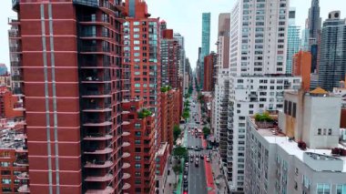 Muhteşem New York 'un işlek yoluna çıkıyoruz. Metropolis 'in uzun ve düz caddesinde yoğun trafik var..
