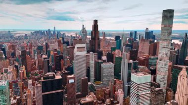 Muhteşem New York, ABD 'nin göz kamaştırıcı manzarası. Metropolün yoğun şehri üzerinde insansız hava aracı uçuşu.