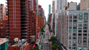 New York, ABD 'nin işlek caddesi. Yol boyunca çok katlı binaları ve ağaçları olan Metropolis Caddesi..