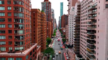 Arabalar ve otobüsler uzun düz caddede tek yöne hareket eder. Amerika 'nın New York caddesinde İHA uçuşu..