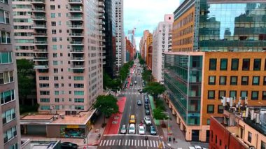 New York, ABD şehir merkezinde. Şehirdeki işlek caddede İHA uçuşu.