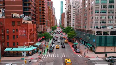 ABD 'nin New York caddesinde kavşak. Yüksek binalar boyunca çok sayıda araba geçmektedir..
