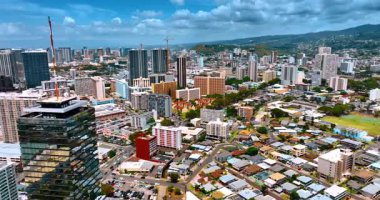 Muhteşem Honolulu, Hawaii, ABD 'nin güneşli manzarası. Manzaranın üstünde bir sürü arabayla İHA uçuşu..