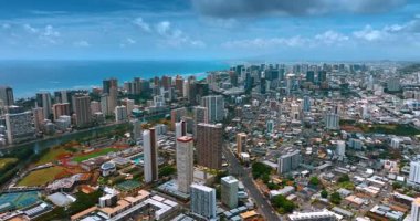 Modern Honolulu, Hawaii, ABD 'nin çeşitli kentsel manzaraları. Şehrin üzerindeki İHA uçuşu Waikiki tatil köyü ve Pasifik Okyanusu manzarasını gözler önüne seriyor..