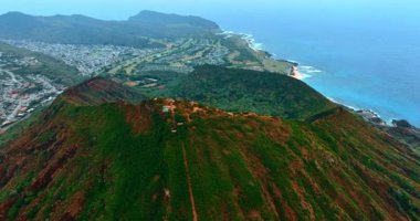 Elmas Kafa Krateri 'nin tepesinden uzaklaşıyor. İnsansız hava aracı görüntüleri Honolulu, Hawaii, ABD 'de..