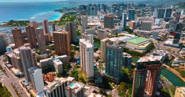 Waikiki bölgesindeki yüksek binalar Ala Wai Kanalı tarafından özetlenmiştir. Honolulu, Hawaii, ABD 'de manzara. Hava perspektifi.