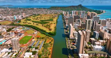 Honolulu, Hawaii 'deki Ala Wai Kanalı üzerinde güzel Waikiki tatil beldesi boyunca uçuş. Arkaplandaki Elmas Krateri 'ne yaklaşıyoruz..