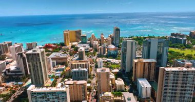 Waikiki 'nin parlak güneşli manzarası Honolulu, Hawaii, ABD' de. Pasifik Okyanusu 'nun sularına yaklaşıyoruz..