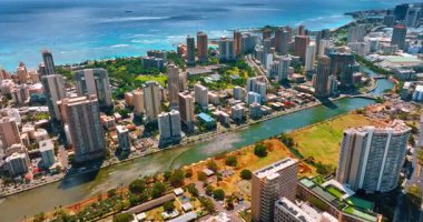 Ala Wai Kanalı 'nın suyu güneşte parlıyor. Honolulu, Hawaii, ABD 'deki Waikiki tatil köyüne yaklaşıyoruz..