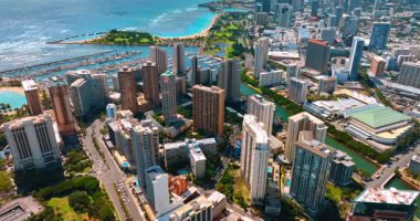 Ala Wai Kanalı ve Pasifik Okyanusu 'nun suları tarafından özetlenen Waikiki manzarası. Arka planda çok sayıda teknesi olan yat kulübü.