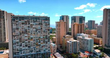 Waikiki, Honolulu, Hawaii, ABD 'nin çeşitli apartmanları. Tatil köyünün çok güzel bir binası. İnsansız hava aracından görüntü.