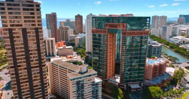 Modern Waikiki, Honolulu, Hawaii, ABD 'nin muhteşem binaları. Parlak cepheler boyunca şehrin üzerinde İHA uçuşu.