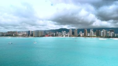 Pasifik Okyanusu 'nun mavi sularında üç tekne. Waikiki, Honolulu, Hawaii, ABD ufuk çizgisinde dramatik bulutlar gökyüzünü kaplıyor..