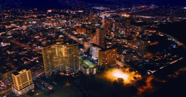 Parlak Honolulu 'nun engin manzarası, Hawaii, ABD. İnsansız hava aracı güzel bir aydınlatmayla şehrin üzerinde uçuyor..