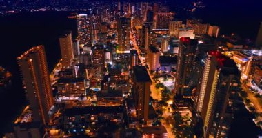 Honolulu, Hawaii, ABD 'nin göz kamaştırıcı manzarası. Gece Waikiki manzarasının göz kamaştırıcı aydınlığı.