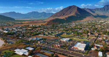 Honolulu, Hawaii, ABD 'nin kentsel manzarasını inceliyorum. Şehir manzarasını çevreleyen engebeli çıplak dağlar.