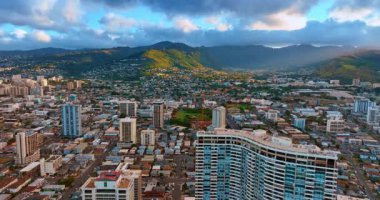 Güzel Honolulu, Hawaii, ABD kentsel manzarası. Şehrin etrafındaki yeşil dağlar bulutların altında. Hava görünümü.