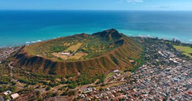 Güzel Diamond Head Krateri 'nin etrafını saran çok sayıda ev. Pasifik Okyanusu 'nun arka planındaki Hawaii dönüm noktasında havadan bakış açısı.