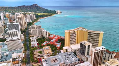 Honolulu, Hawaii, ABD 'deki Waikiki kentsel manzarasının üzerinde uçuyor. Otobanın yukarısındaki hava aracı görüntüleri manzarayı geçiyor. Pasifik Okyanusu 'nun elmas başlıklı krateri ve su manzarası..
