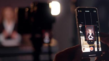 Telefondaki kamerayı açtım. Arka planda konuşan bir kadının videosu akıllı telefondan çekiliyor. Kapat..