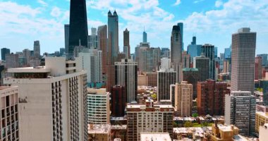 Güneşli bir günde Şikago, Illinois, ABD 'nin güzel manzarasından yükseliyor. Yol manzarası birden fazla araba ile meşgul..