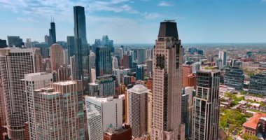 Chicago, Illinois, ABD 'nin görkemli manzarası. Şehir merkezindeki çarpıcı mimarinin insansız hava aracı görüntüleri..