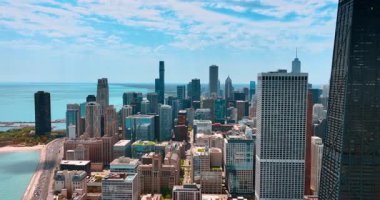 Michigan Gölü 'nün rıhtımındaki çarpıcı şehir manzarası üzerinde uçuş. İHA görüntüleri Chicago, Illinois, ABD şehir merkezinde..
